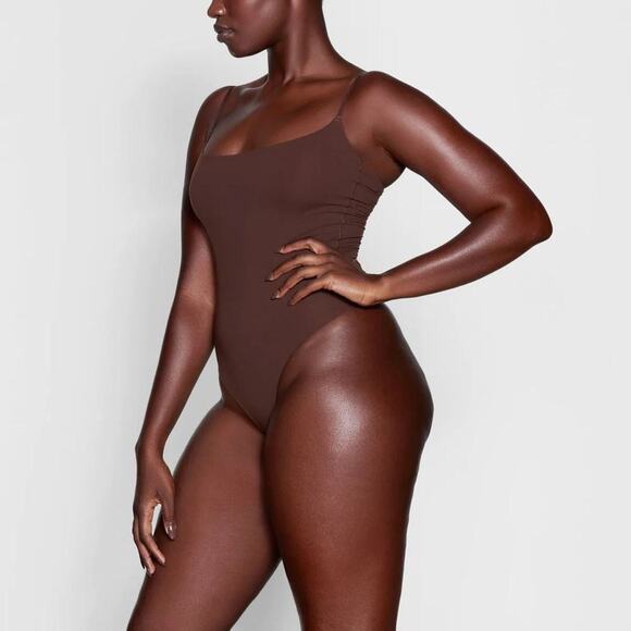 NWT Skims Fits Everybody Cami Bodysuit SMALL Cocoa - Picture 3 of 4